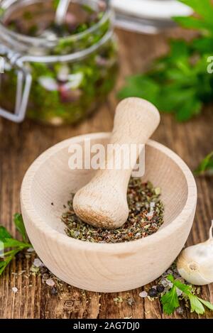 Gesunde hausgemachte Chimichurri auf einen hölzernen Tisch als detaillierte Nahaufnahme (selektive Fokus) Stockfoto