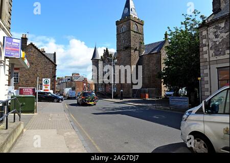 Blick auf das Rathaus in der Hauptstraße von Totnes, Ayrshire, Schottland Stockfoto