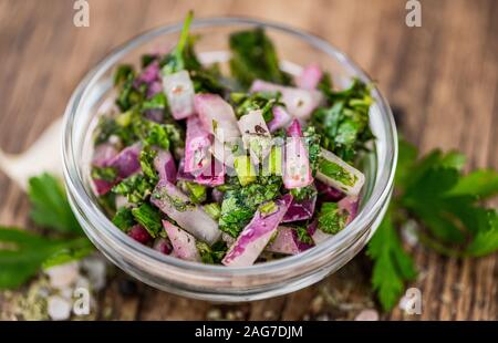 Gesunde hausgemachte Chimichurri auf einen hölzernen Tisch als detaillierte Nahaufnahme (selektive Fokus) Stockfoto