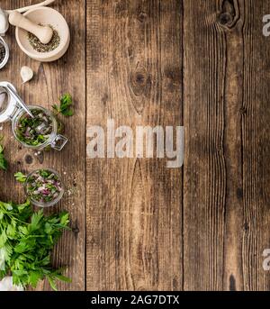 Gesunde hausgemachte Chimichurri auf einen hölzernen Tisch als detaillierte Nahaufnahme (selektive Fokus) Stockfoto