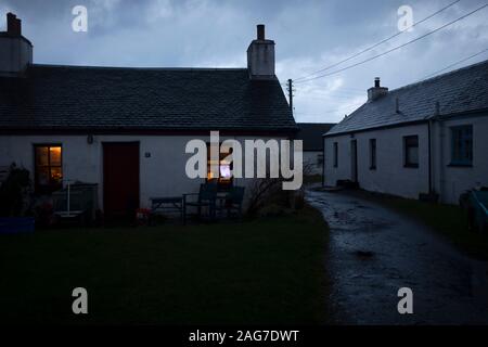 Easdale war Schottland's kleinste dauerhaft - Innere Hebriden Insel mit einer ständigen Bevölkerung von rund 60 Personen im Jahr 2019 bewohnt. Die Insel ist autofrei und die über die benachbarte Insel Seil von einem Passagier Fähre. Es war der Ort der jährlichen Welt Stein Skimming Weltmeisterschaften, die jedes Jahr im September in einem der überschwemmten ehemalige Steinbrüche auf der Insel abgehalten wurde. Stockfoto