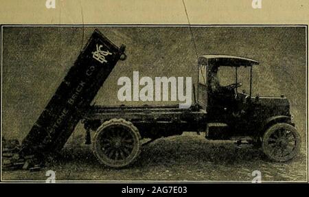 . Handbuch von Baugeräten, seine Kosten und Effizienz. Abb. 20 A. Saurer 6/2-Tonner mit Holz hydraulische Winde. Automobile. Abb. 21. Peerless 5-t Hinten Dump Truck. Stockfoto