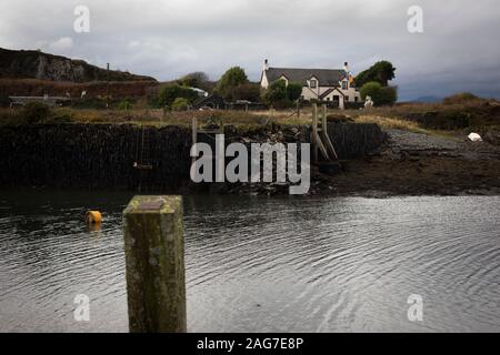 Easdale war Schottland's kleinste dauerhaft - Innere Hebriden Insel mit einer ständigen Bevölkerung von rund 60 Personen im Jahr 2019 bewohnt. Die Insel ist autofrei und die über die benachbarte Insel Seil von einem Passagier Fähre. Es war der Ort der jährlichen Welt Stein Skimming Weltmeisterschaften, die jedes Jahr im September in einem der überschwemmten ehemalige Steinbrüche auf der Insel abgehalten wurde. Stockfoto