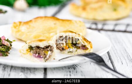 Teil des frischen, hausgemachten Empanadas als detaillierte Nahaufnahme; selektive Fokus Stockfoto