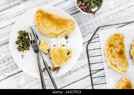 Teil des frischen, hausgemachten Empanadas als detaillierte Nahaufnahme; selektive Fokus Stockfoto