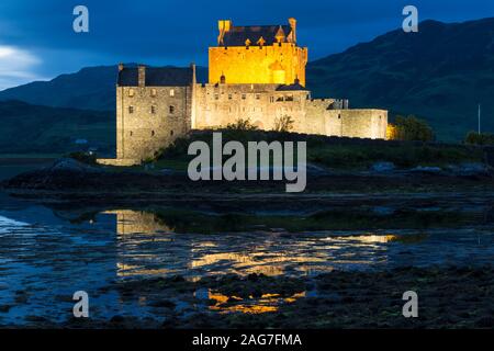 Eilean Donan Castle leuchtet in der Dämmerung, Dornie, Highlands, Schottland Stockfoto