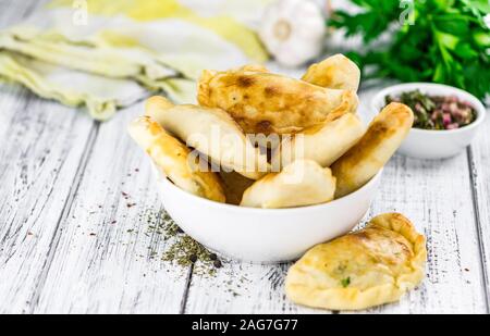 Teil der gesunden Empanadas auf einem alten Holztisch (selektive Fokus, Nahaufnahme) Stockfoto