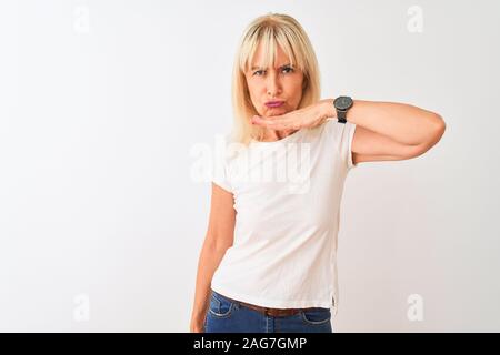 Mittleres Alter Frau legere t-shirt stehend über isoliert weißer Hintergrund schneiden Kehle mit Hand als Messer, bedrohen Aggression mit wütenden vi. Stockfoto