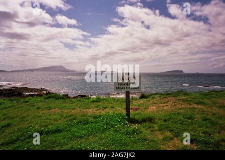 Easdale war Schottland's kleinste dauerhaft - Innere Hebriden Insel mit einer ständigen Bevölkerung von rund 60 Personen im Jahr 2019 bewohnt. Die Insel ist autofrei und die über die benachbarte Insel Seil von einem Passagier Fähre. Es war der Ort der jährlichen Welt Stein Skimming Weltmeisterschaften, die jedes Jahr im September in einem der überschwemmten ehemalige Steinbrüche auf der Insel abgehalten wurde. Stockfoto