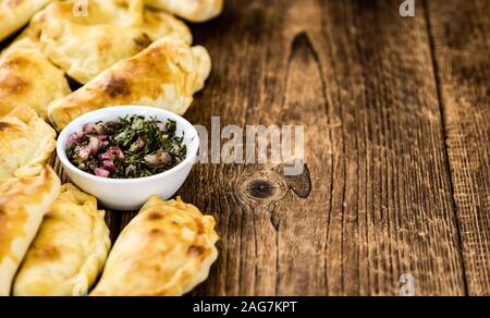 Teil des frischen, hausgemachten Empanadas als detaillierte Nahaufnahme; selektive Fokus Stockfoto