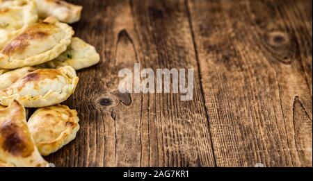 Teil des frischen, hausgemachten Empanadas als detaillierte Nahaufnahme; selektive Fokus Stockfoto