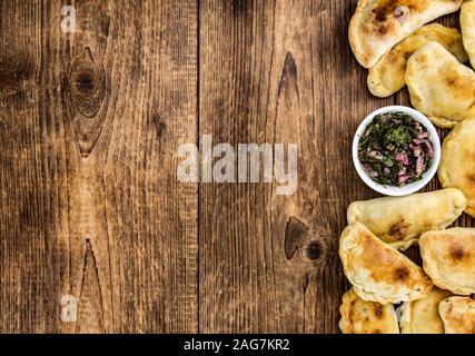 Teil der gesunden Empanadas auf einem alten Holztisch (selektive Fokus, Nahaufnahme) Stockfoto