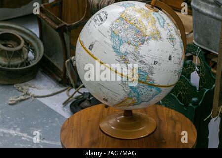 Nahaufnahme eines Globus auf einem Holztisch Stockfoto