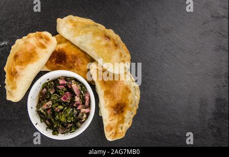 Gesunde Empanadas auf einem Vintage schiefer Tafel (Nahaufnahme; selektive Fokus) Stockfoto