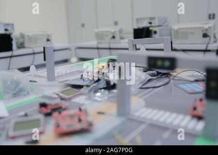 Elektrotechnik Klassenzimmer, Messgeräte im Labor, elektrische Labor- und Prüfgeräte. Stockfoto