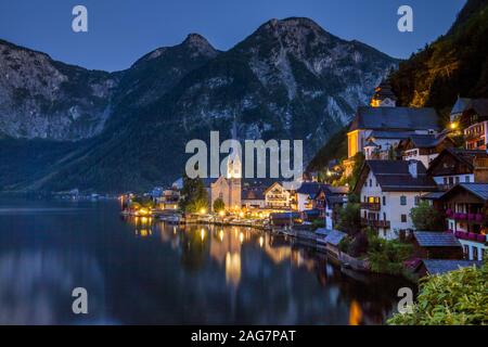 Schöne Aufnahme der Stadt Bad Goisern in Österreich in der Nähe Der See bei Nacht Stockfoto