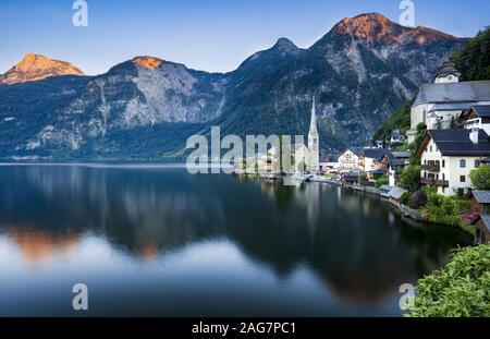 Schöne Aufnahme der Stadt Bad Goisern in Österreich in der Nähe Der See während des Sonnenuntergangs Stockfoto