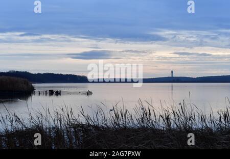 Rangsdorf, Deutschland. 16 Dez, 2019. Abendhimmel über Rangsdorfer See. Die 244 Hektar große See ist nur 1,5 Meter tief in den Plätzen und ein beliebter Rastplatz für viele Vogelarten. Credit: Soeren Stache/dpa-Zentralbild/ZB/dpa/Alamy leben Nachrichten Stockfoto