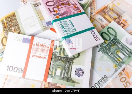 Viele der Euro-banknoten. Euro Scheine auf den Tisch. Stockfoto