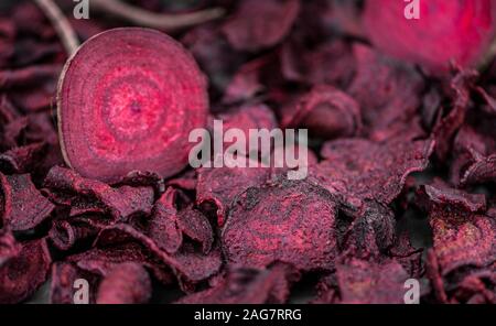 Frische rote Beete Chips wie detaillierte Nahaufnahme (selektive Fokus) Stockfoto