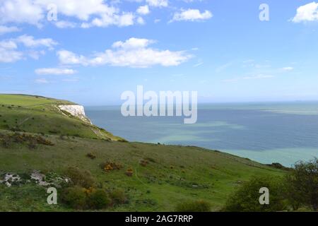 High-Angle-Aufnahme einer wunderschönen Landschaft nahe dem Meer unter dem wolkigen Himmel in Dover, England Stockfoto