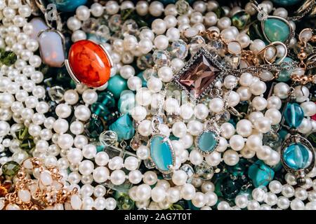 Perlen und Ketten aus bunten Halbedelsteinen. Hintergrund aus einer Vielzahl von schönen Schmuck, bunte Türkis, Gelb, Cat's Stockfoto