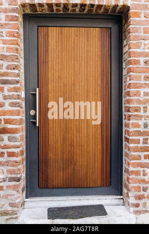 Vorderansicht einer Vordertür. Die vordere Tür im Haus. Stockfoto