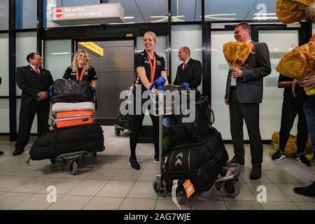 Schiphol, Niederlande. 17 Dez, 2019. Schiphol, Plaza, 17-12-2019, Handball Spieler Polman genießt in Schiphol, nach der WM in Japan Credit: Pro Schüsse/Alamy leben Nachrichten Stockfoto