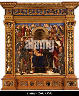 Pala Oliva. Madonna mit Kind auf dem Thron zwischen Heiligen George, Franz von Assisi, Antonius, Jerome, 1489. In der Sammlung der Cappella dei Conti Oliva, Convento di Montefiorentino gefunden. Stockfoto