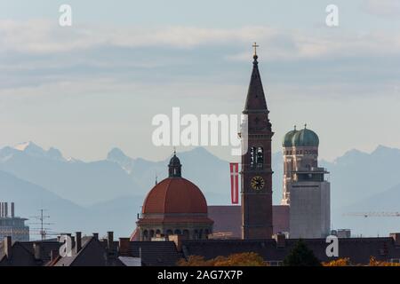 Dachterrasse mit Blick auf die Kirchen in München mit Bergen im Hintergrund Stockfoto