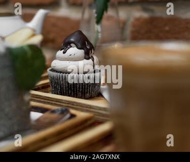 Selektive Fokusaufnahme eines Schokoladenkuchens mit Vanilleeisung Und Schokolade Fudge auf Stockfoto