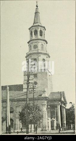 . Die Romantik der unteren Carolina; historische, romantische und traditionelle Vorfälle der Kolonialen und revolutionären Epochen. g von St. Michaels war gelegt^^. Das Material, aus dem es gebaut wurde broughtfrom England war. Der Kirchturm, Aufzucht seiner toweringhead Hundert achtzig (180) Füße, Architec ist - turally Unübertroffene durch irgendwelche im Land Dann ornow. Während der Belagerung von Charleston, 1780, ein shotfrom Eine britische Batterie auf Holmen auf JamesIsland, der von den Bürgerinnen und Bürgern die Wassermelone Bat terie, der Kirchturm schlug und, flüchtig, ofifthe Arm der Statue von Pitt, die dann die Kirche stoodnear genannt. T Stockfoto