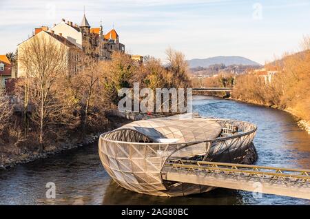 Panorama Ansicht an der Mur, Murinsel auf der Brücke. Stockfoto