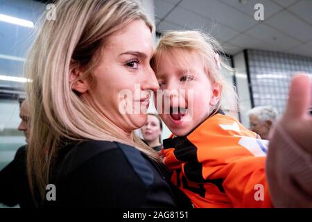 Schiphol, Niederlande. 17 Dez, 2019. Schiphol, Plaza, 17-12-2019, Handball Spieler Polman genießt in Schiphol, nach der WM in Japan Credit: Pro Schüsse/Alamy leben Nachrichten Stockfoto