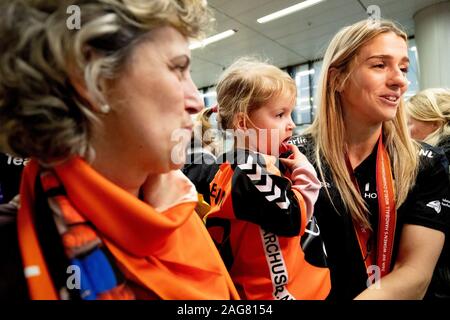 Schiphol, Niederlande. 17 Dez, 2019. Schiphol, Plaza, 17-12-2019, Handball Spieler Polman genießt in Schiphol, nach der WM in Japan Credit: Pro Schüsse/Alamy leben Nachrichten Stockfoto