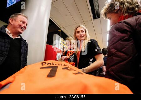 Schiphol, Niederlande. 17 Dez, 2019. Schiphol, Plaza, 17-12-2019, Handball Spieler Polman genießt in Schiphol, nach der WM in Japan Credit: Pro Schüsse/Alamy leben Nachrichten Stockfoto