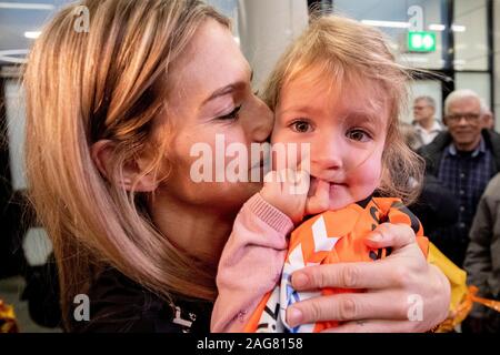 Schiphol, Niederlande. 17 Dez, 2019. Schiphol, Plaza, 17-12-2019, Handball Spieler Polman genießt in Schiphol, nach der WM in Japan Credit: Pro Schüsse/Alamy leben Nachrichten Stockfoto