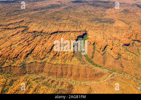 Hohe Luftaufnahme von Kings Canyon und die umliegenden George Gill reicht in der entlegenen nördlichen Gebiet im Zentrum von Australien. Stockfoto