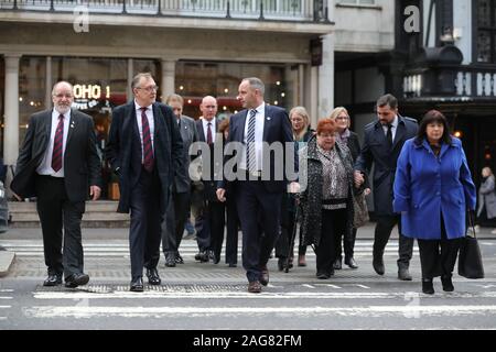 Sarah-Jane Junge (Mitte rechts), die Tochter von Lance Corporal Junge, ein Opfer der Hyde Park Bombardierung, mit Rechtsanwalt, Matt Jury (rechts), ihre Mutter, Judith Jenkins (ganz rechts) und Mark Kipper (Mitte), der Bruder von Trooper Simon Kipper, und überlebende (Mitte an der Rückseite links) Simon Utley, am hohen Gericht in London eintreffen das Urteil im Zivilprozess durch Angehörige des Hyde Park Bombardierung Opfer gegen verurteilten IRA-Mitglied John Downey gebracht zu hören. Stockfoto