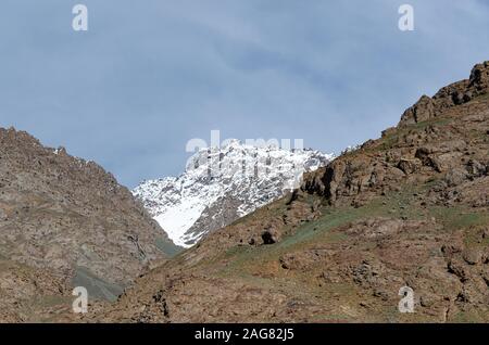 Trockene, karge Berglandschaft entlang des Srinagar - Leh National Highway zwischen Dras und Kargil, Indien Stockfoto