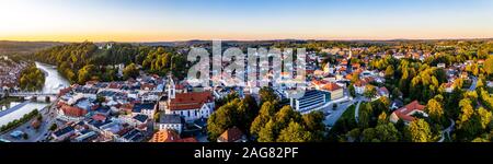 Antenne des alten bayerischen Stadt Bad Tölz in Bayern. ISar läuft durch die Stadt. Alpen Berge im Rücken. Sonnenuntergang Stockfoto