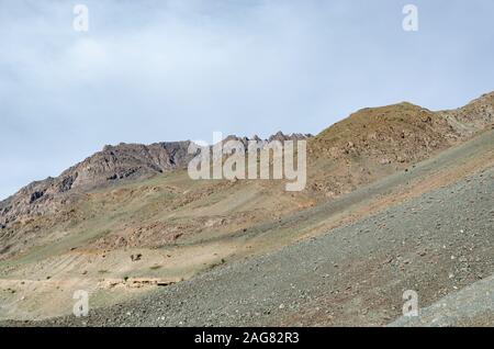 Trockene, karge Berglandschaft entlang des Srinagar - Leh National Highway zwischen Dras und Kargil, Indien Stockfoto