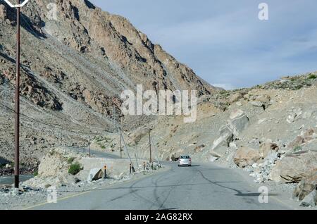 Trockene, karge Berglandschaft entlang des Srinagar - Leh National Highway zwischen Dras und Kargil, Indien Stockfoto