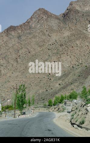 Trockene, karge Berglandschaft entlang des Srinagar - Leh National Highway zwischen Dras und Kargil, Indien Stockfoto