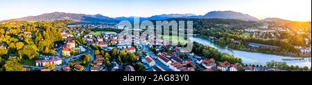 Antenne des alten bayerischen Stadt Bad Tölz in Bayern. ISar läuft durch die Stadt. Alpen Berge im Rücken. Sonnenuntergang Stockfoto