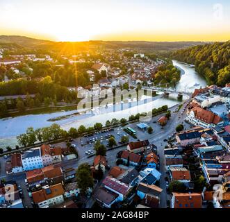 Antenne des alten bayerischen Stadt Bad Tölz in Bayern. ISar läuft durch die Stadt. Alpen Berge im Rücken. Sonnenuntergang Stockfoto