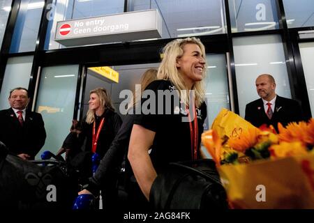 Schiphol, Niederlande. 17 Dez, 2019. Schiphol, Plaza, 17-12-2019, Handball Spieler Polman genießt in Schiphol, nach der WM in Japan Credit: Pro Schüsse/Alamy leben Nachrichten Stockfoto