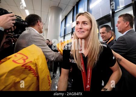 Schiphol, Niederlande. 17 Dez, 2019. Schiphol, Plaza, 17-12-2019, Handball Spieler Polman genießt in Schiphol, nach der WM in Japan Credit: Pro Schüsse/Alamy leben Nachrichten Stockfoto