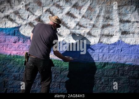 Ebbw Vale, Großbritannien - 13 September, 2019: Graffiti Künstler Malerei Gebäudewand Kunst mit sprühfarben Für die Eule Heiligtum für die Stadt in Ebbw Vale, Wale Stockfoto