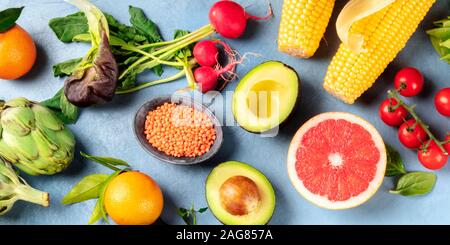 Veganes Essen, Panorama overhead Shot. Gesunde Ernährung Konzept. Obst, Gemüse, Hülsenfrüchte, Schuß von der Oberseite. Ein flach Stockfoto